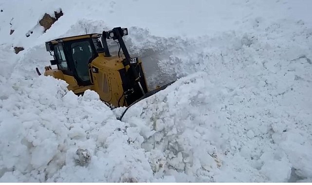 Şırnak'ta kar kalınlığı iş makinasının boyunu aştı