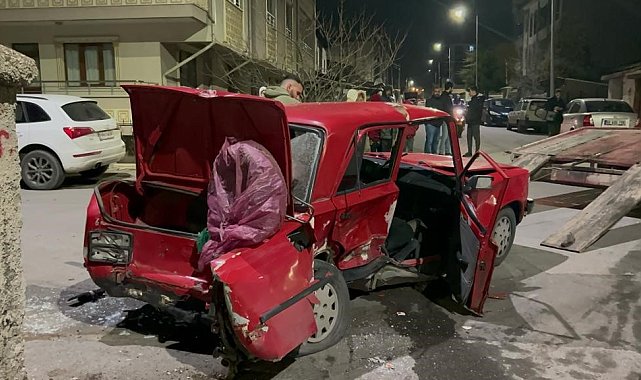 Sivas&#039;ta otomobiller çarpıştı: 1&#039;i ağır 5 yaralı