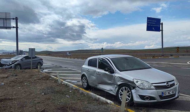 Sivas'ta otomobiller çarpıştı: 2 yaralı