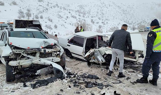 Sivas'ta otomobiller kafa kafaya çarpıştı: 1 ölü, 6 yaralı