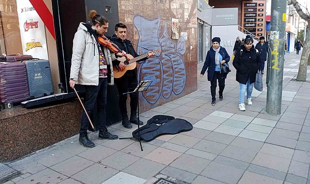 Soğuk hava genç müzisyenlere engel olmadı