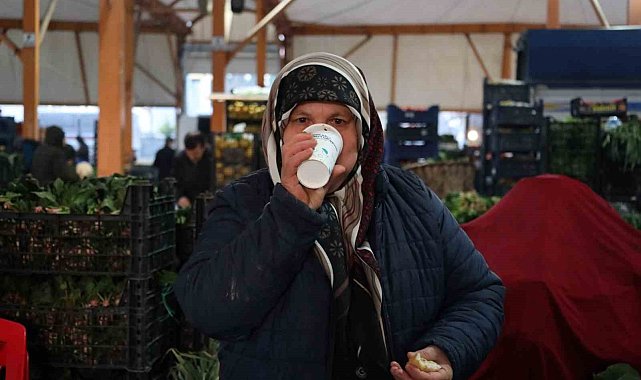 Soğuk havada esnafın içini ısıtan ikram
