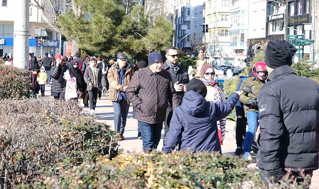 Soğuk havanın etkisinde kalan vatandaşlar güzel havayı görünce sokağa döküldü