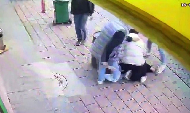 Sokak ortasında bıçaklı dehşet: 2 yaralı