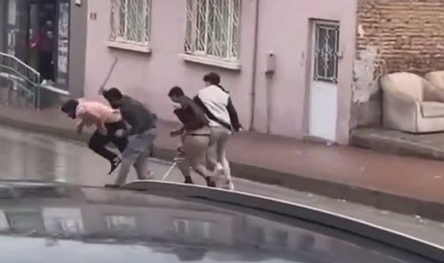 Sokak ortasında taşlı sopalı kavga