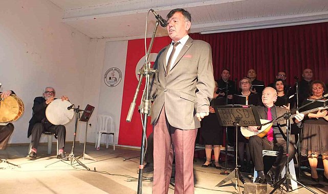 Sokakta seyyar satıcı sahnede türkücü