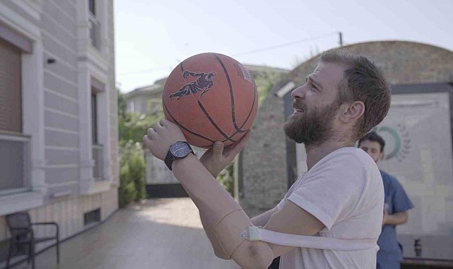 Sokakta yürürken bombanın hedefi oldu, kaybettiği uzuvlarına protezle kavuştu