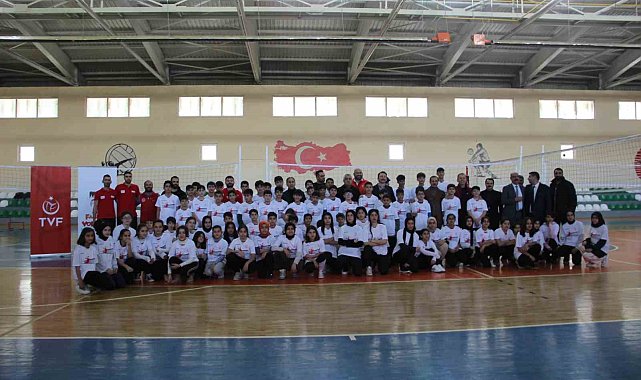 Solhan'da Fabrika Voleybol Okulu açıldı