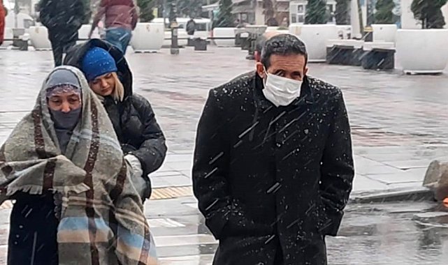 Sultangazi'de kar yağışı etkili olmaya başladı