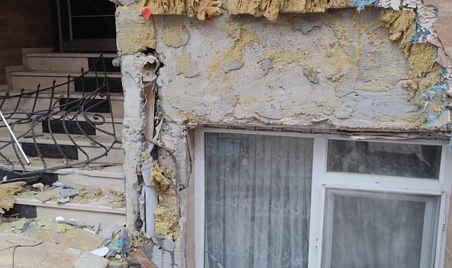 Sultangazi&#039;de yokuş aşağı kayan kamyon binaya çarparak durabildi: O anlar kamerada