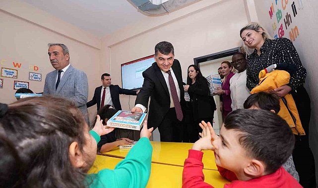 Sürpriz hediyeler, anaokulu öğrencilerini mutlu etti