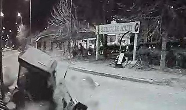Sürücüsünün 50 TL'sini gasp edip kaçırdıkları otomobille kaza yaptılar