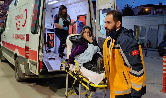 Sürücüsünün kontrolünden çıkan otomobil 2 yayaya çarptı; 1'i bebek 4 kişi yaralandı