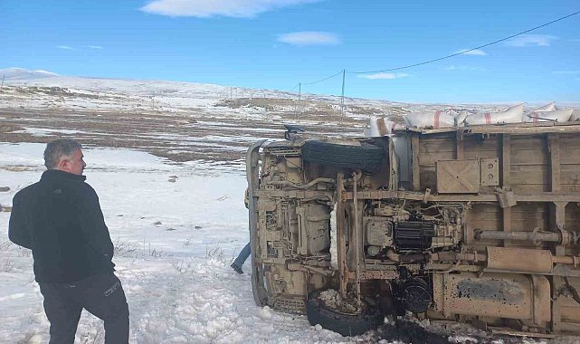 Susuz saman yüklü kamyonet devrildi