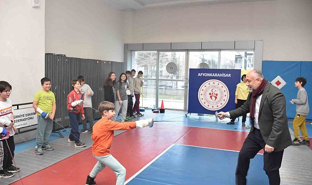 Taekwondo ve eskrim sporcuları yarıyıl tatilini verimli geçiriyor
