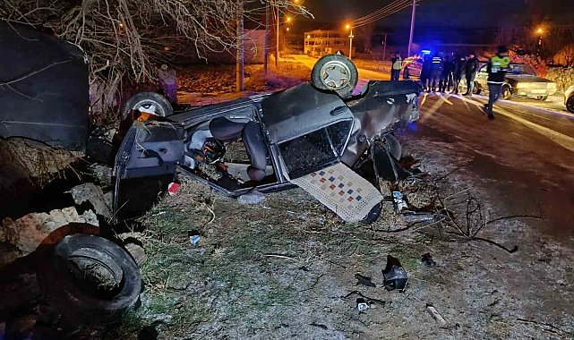 Takla atıp ters dönen otomobilde 4 kişi yaralandı