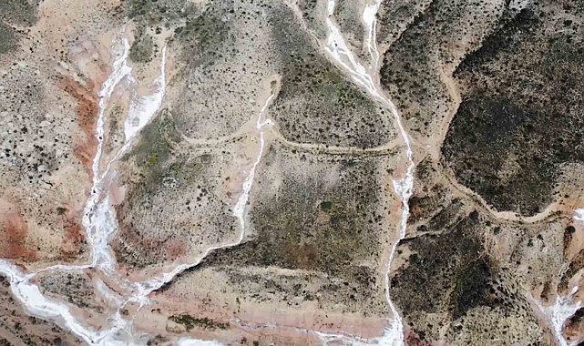 Tamamen doğal üretim: Kırmızı topraktaki mineralleri toplayarak bin 300 metreden çıkıyor