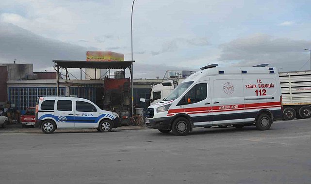 Tamir ettiği tırın kabininin altında kalan usta ağır yaralandı