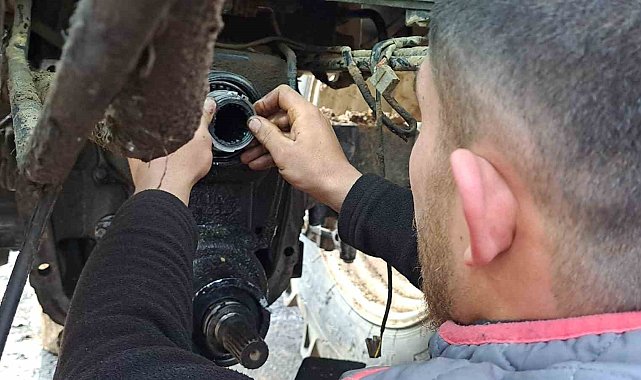 Tarım memleketi Adilcevaz'da traktör bakımı