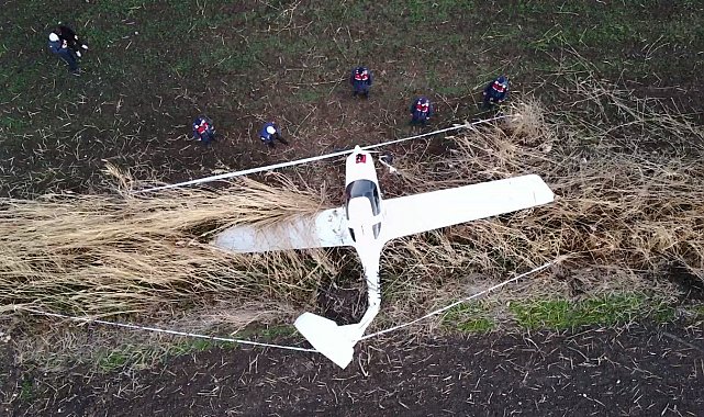 Tarlaya inen uçağın enkazı, dron ile görüntülendi