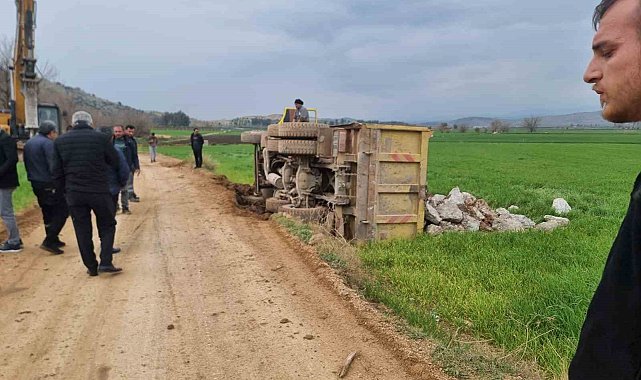 Taş yüklü kamyon devrildi