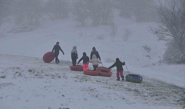 Tatilin keyfini kayarak çıkardılar: Şambrellerle doyasıya eğlendiler