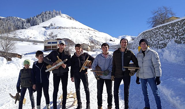 Tatilin keyfini tahta kızaklarla kayarak çıkartıyorlar