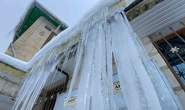 Tatvan buz kesti: Sarkıtların boyu 2 metreyi buldu