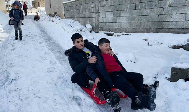 Tatvan'da çocukların kızak keyfi