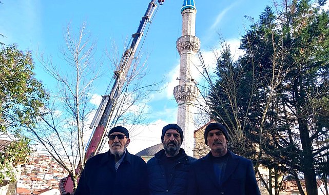 Tehlike oluşturan Elmalık Camii'nin minare külahı yeniledi