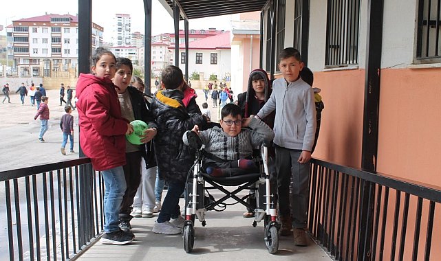 Tekerlekli sandalyeyle okula giden arkadaşlarının en büyük destekçileri oldular