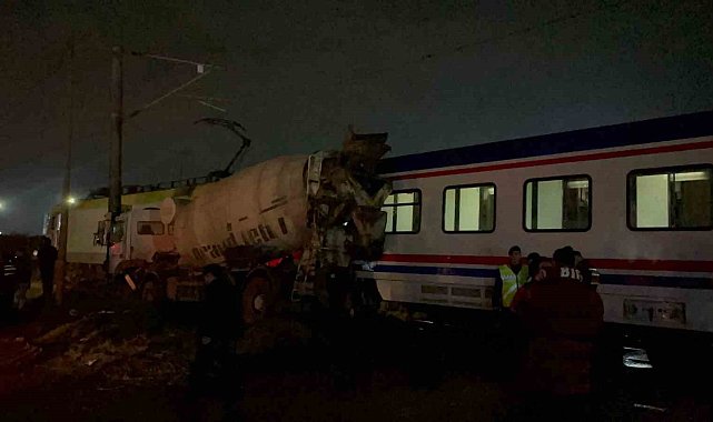 Tekirdağ'da yolcu treni beton mikseri ile çarpıştı