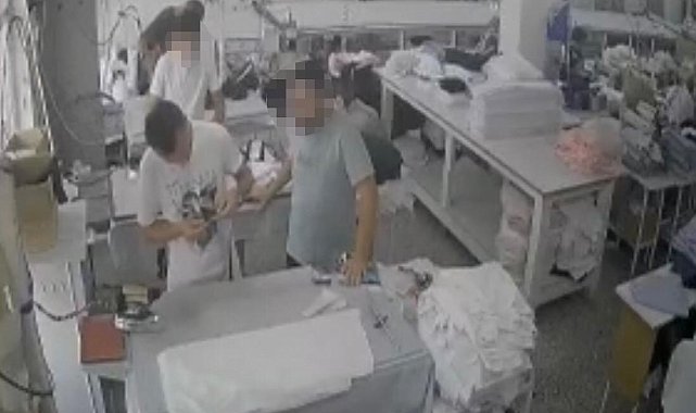 Tekstil atölyesinde "yüzüme kumaş attın" kavgası kamerada: Ortalık karıştı, iş arkadaşları ayırdı