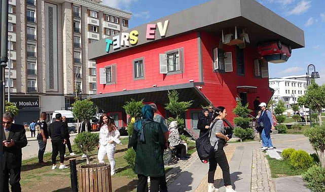 Ters evi 300 bin kişi ziyaret etti