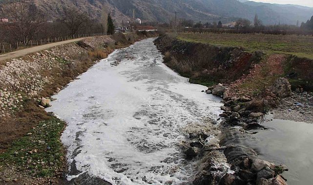 Tersakan Çayı kirlilik nedeniyle köpük akıyor