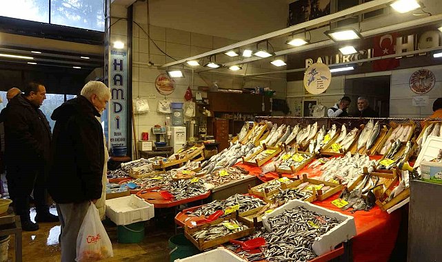 Tezgahlarda bolca bulunan hamsi 160 TL'ye satılırken, lüfer 360, turna mezgit 500 TL