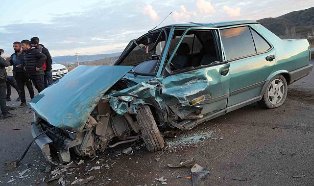 Ticari taksi ile kafa kafaya çarpışan Tofaş paramparça oldu: 1 yaralı