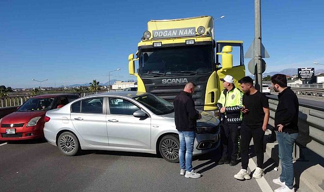 Tır çarptığı otomobili önünde sürükledi, şans eseri kimse yaralanmadı