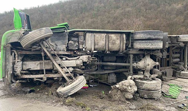 Tır devrildi: 1 yaralı
