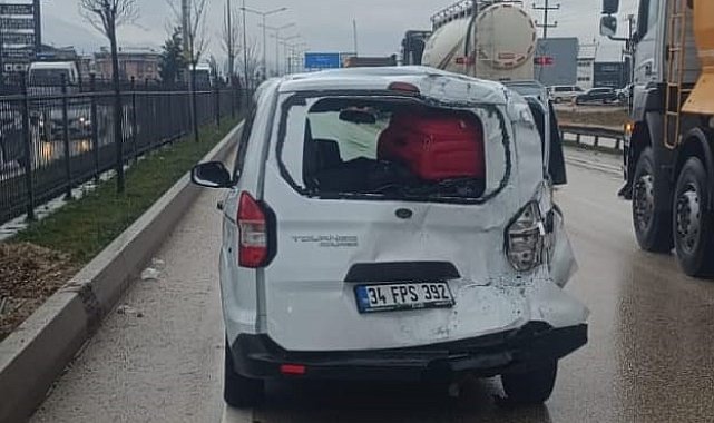 Tır, kırmızı ışıkta bekleyen araca çarptı: 3 yaralı