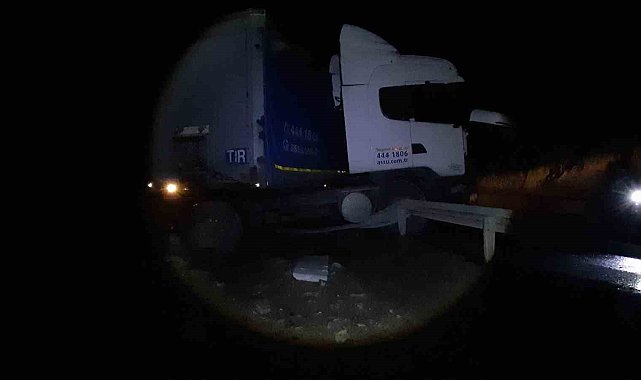 Tır makasladı, bariyerlere çarparak durabildi: 1 yaralı