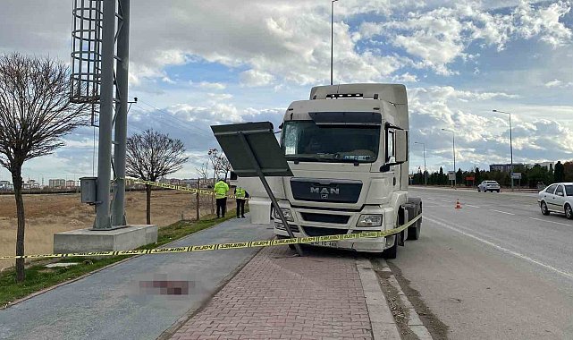 Tır tabelaya, tabela da yol kenarındaki şoföre çarptı: Sürücü ağır yaralandı