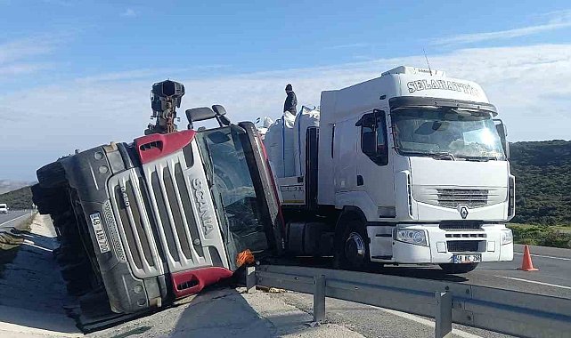 Tır yolun ortasına devrildi