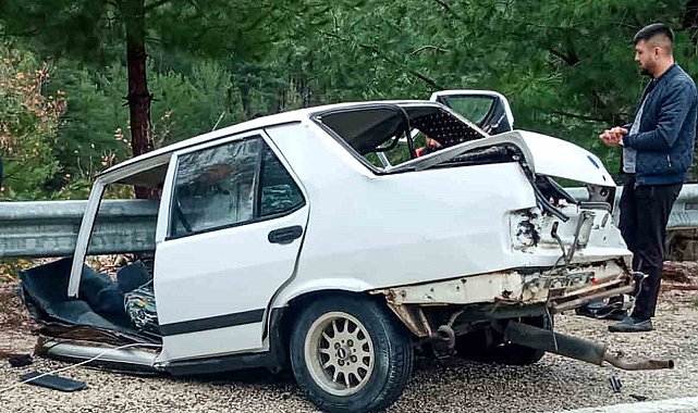 Tırla çarpışan Tofaş ortadan ikiye ayrıldı: 1'i ağır 2 yaralı