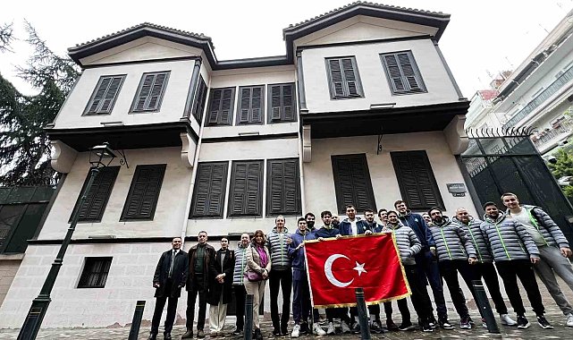 Tofaş Basketbol Takımı, Atatürk'ün evini ziyaret etti
