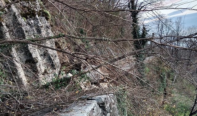 Toprak kayması sonucu düşen kayalar yolu ulaşıma kapattı