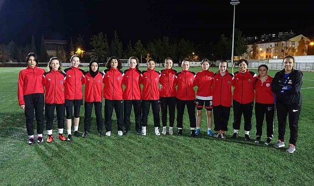 Topuklu ayakkabılarını bırakıp kramponları giydiler, gözlerini kupaya diktiler