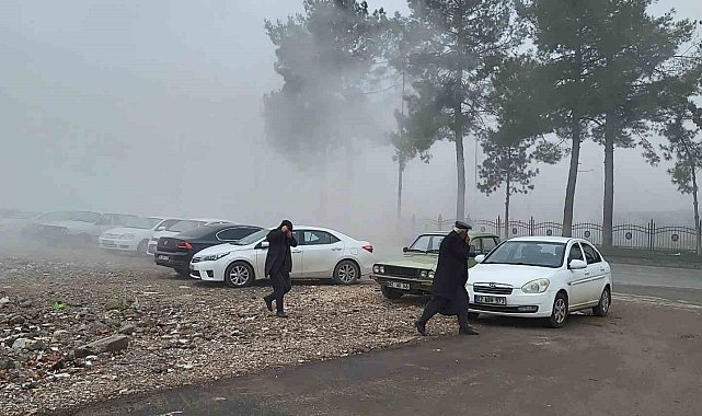 Toz bulutu nedeniyle araçlar durdu, yayalar kaçtı