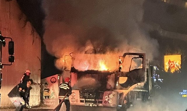 Trabzon&#039;da alev alan çöp kamyonu kül oldu