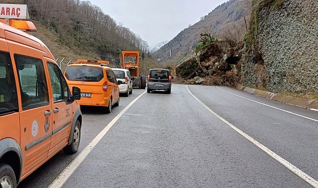 Trabzon'da heyelan nedeniyle Santa Yolu ulaşıma kapandı
